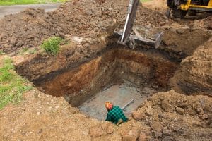 digging and leveling the bottom of the backyard septic tank outflow